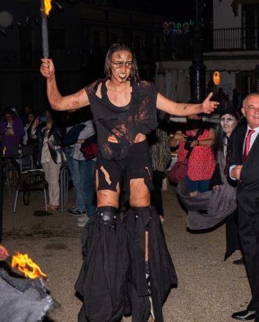 Pasacalles en zancos